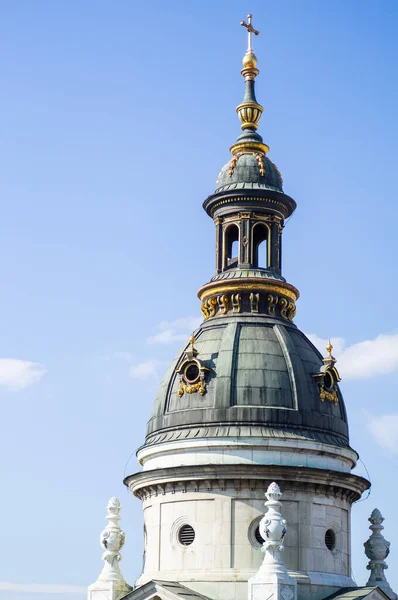 BUDAPEST, HONGARIJE - maart 2020. Kerk koepel van Sint Stephens Basiliek in Boedapest — Stockfoto