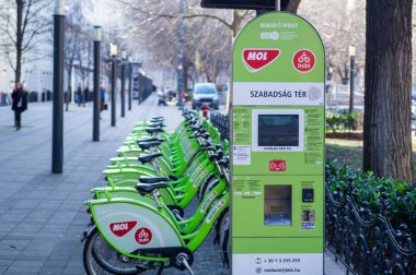 BUDAPEST, HUNGARY - Nisan 2020: Bubi mol Budapeşte 'de bir bisiklet istasyonu kiraladı