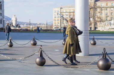 BUDAPEST, HUNGARY - Nisan 2020: Macar Onur Muhafızları Macar Parlamento Binası 'nın etrafında yürüyor