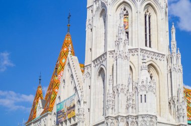 BUDAPEST, HUNGARY - 2020 Nisan: Balıkçılık Kalesi 'nin bölgesindeki St. Matthias Kilisesi. Budapeşte, Macaristan