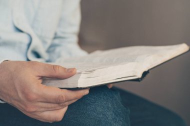 İncil, Hristiyan 'ın elinde. İncil 'i okuyorum. İnanç, maneviyat ve din kavramı