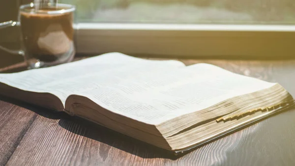 Alkitab dan secangkir kopi. Membaca Alkitab. Konsep untuk iman, spiritualitas dan agama — Stok Foto