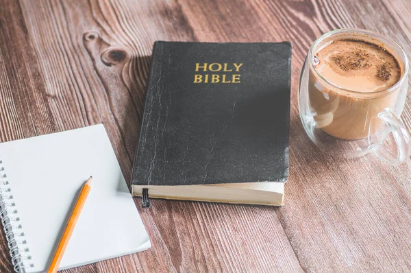 La Santa Biblia con un lápiz. Leer y aprender la Biblia. Concepto de fe, espiritualidad y religión — Foto de Stock