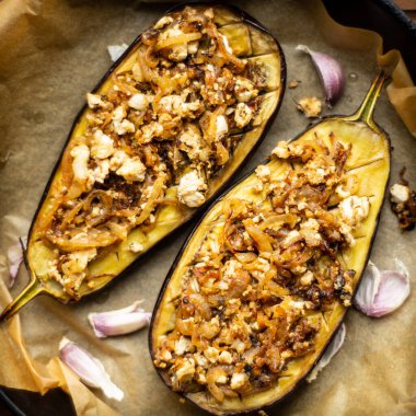 Soğanla doldurulmuş fırında patlıcan, sarımsak, zeytinyağı, feta. 