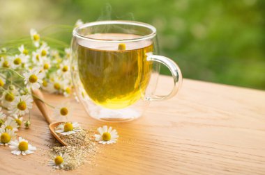 Papatya çiçeği ve papatya çayı. Bitkisel papatya çayı. Yakın plan..