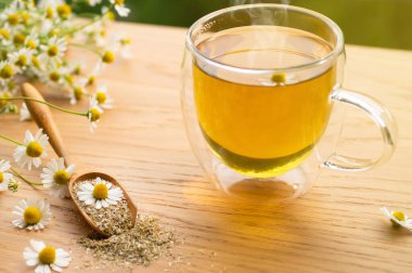 Papatya çiçeği ve papatya çayı. Bitkisel papatya çayı. Yakın plan..