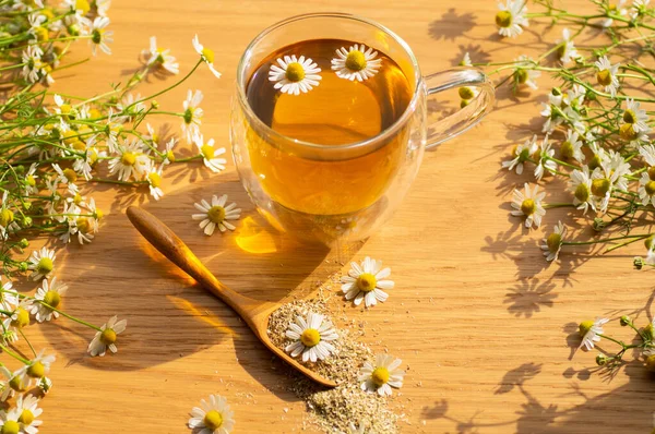 Flores de manzanilla y té de manzanilla. Té de manzanilla herbal. Primer plano . — Foto de Stock