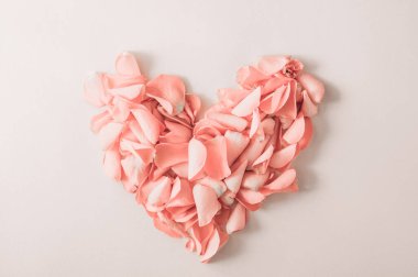 Gül yapraklı kalp. Üst manzara, düz yatış. Boşluğu kopyala