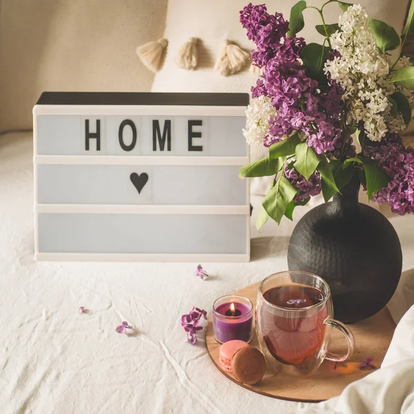 Lar doce. Ainda detalhes da vida em casa interior da sala de estar. Flores de lilás com chá quente . — Fotografia de Stock