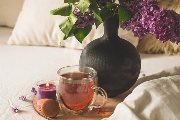 Stillleben Details im heimischen Wohnzimmer. Fliederblüten mit heißem Tee. — Stockfoto