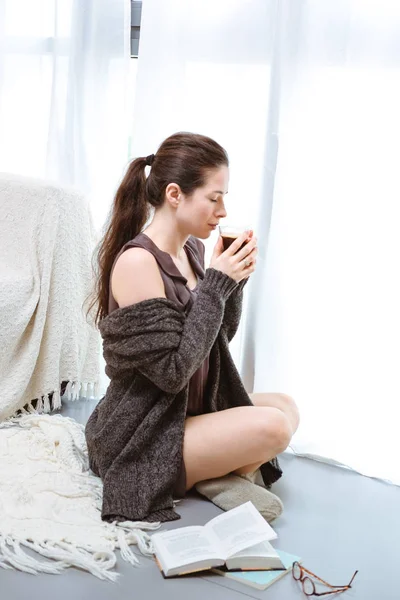 Wanita muda cantik minum kopi menggunakan laptop di rumah — Stok Foto