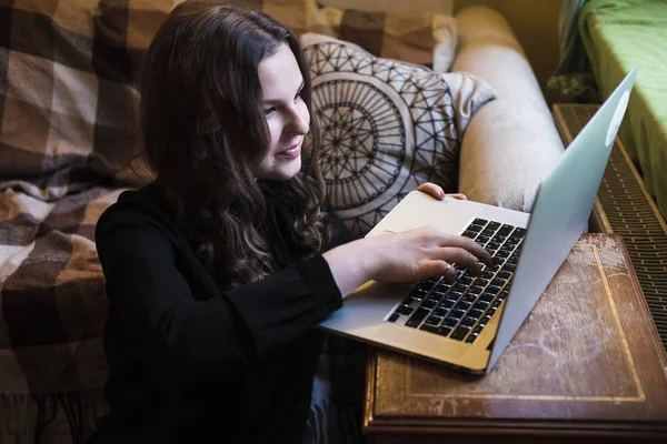 Mulher usando computador tablet no café no coffee break — Fotografia de Stock