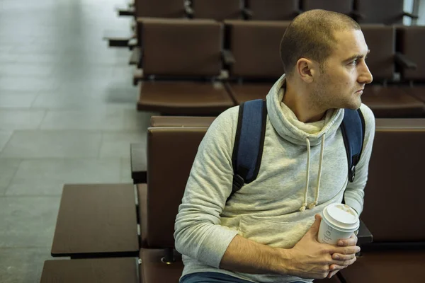 Passageiro com xícara de café na mão e mochila Sentado no H — Fotografia de Stock
