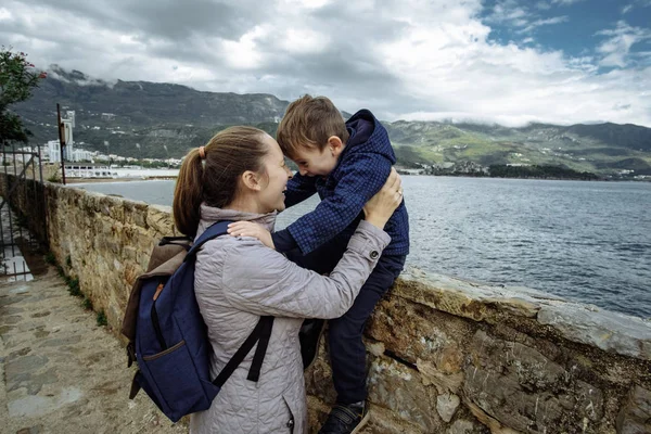 Mamá e hijo divirtiéndose cerca del mar, Otoño, Montenegro —  Fotos de Stock