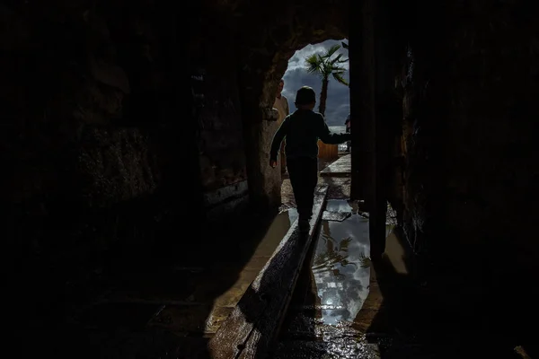 Karanlık zindan tünelinde içine çalışan çocuk — Stok fotoğraf