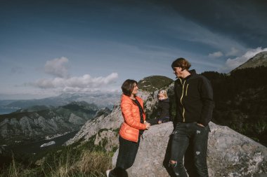 Genç aile dağların manzarasına sahiptir