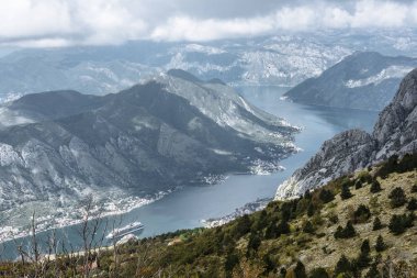 Dağ sırtı ve Kotor Körfezi panoramik manzara. Lovcen Nati