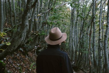 Uzak seyir şapka eldiven giyen adam. Seyahat cocept