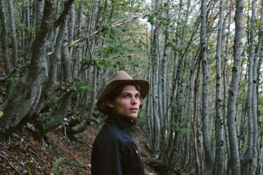 Uzak seyir şapka eldiven giyen adam. Seyahat cocept