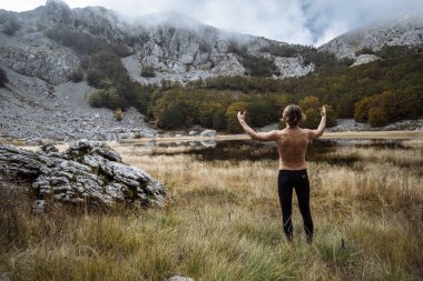 Genç adam sertleştirilmiş göle, Montanegro spor