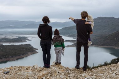 Göl yakınındaki mutlu aile ayakta Güz, Karadağ