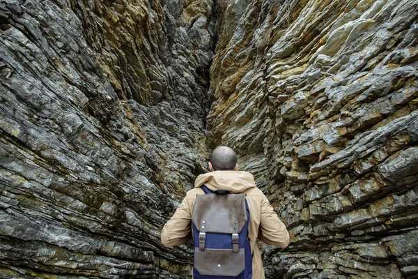 Podróżny Hipster człowiek z plecaka widok na skały — Zdjęcie stockowe