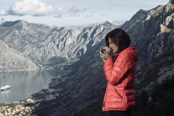 Ευτυχισμένος πεζοπόρος γυναίκα πίνοντας τσάι στη φύση πέσει ορεινό τοπίο — Φωτογραφία Αρχείου