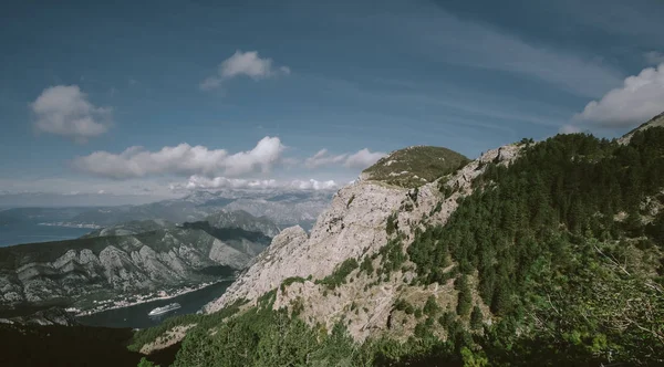 Panoramalandschaft mit Bergrücken und Kotor-Bucht. lovcen nati — Stockfoto