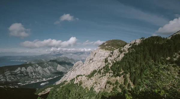 Dağ sırtı ve Kotor Körfezi panoramik manzara. Lovcen Nati