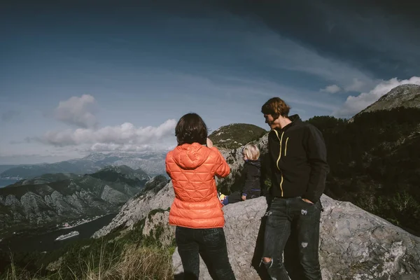 Mladá rodina s výhledem na hory — Stock fotografie