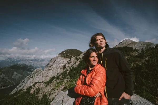 Casal de viajantes apaixonado desfrutando de vista para o mar — Fotografia de Stock