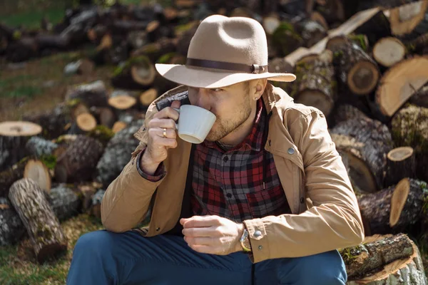 Homem cowboy chapéu bebendo café da manhã no campo — Fotografia de Stock