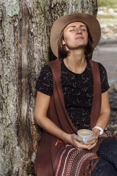 Žena držící pohár v podzimním parku ráno — Stock fotografie