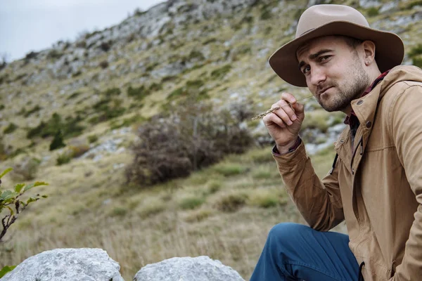 Jeune homme à Chapeau commencer une aventure dans la montagne à Monten — Photo