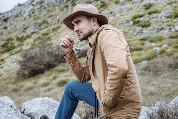 年轻男子戴着帽子在山在 Monten 开始的冒险 — 图库照片