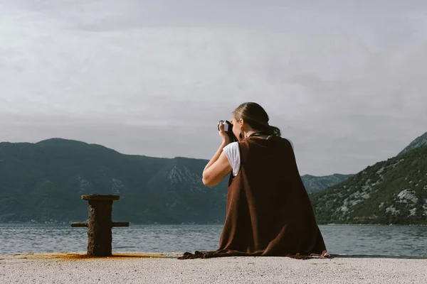 Jonge vrouw op de pier op de achtergrond van de baai in Monteneg — Stockfoto