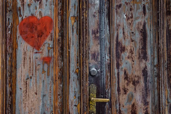 Puerta vieja con corazón rojo — Foto de Stock