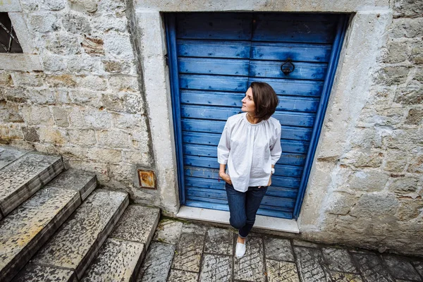 Jonge vrouw reiziger wandelen door de stad van Kotor, Monteneg — Stockfoto
