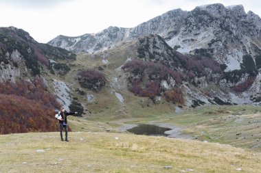 Baba ve küçük kız sonbahar dağlarda, Montenegr seyahat