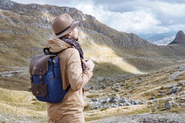 Genç adamla bir macera yarış içinde başlayan sırt çantası şapkalı