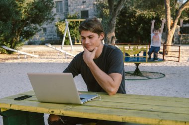 Oyun dizüstü bilgisayar ile çalışma baba. Serbest ve aile 