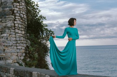 Şık moda elbise dr giyen romantik genç kumral kadın