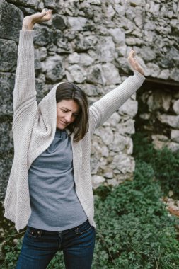 Bej kazak, şapka ve poz kot giyen trendy Hipster kadın