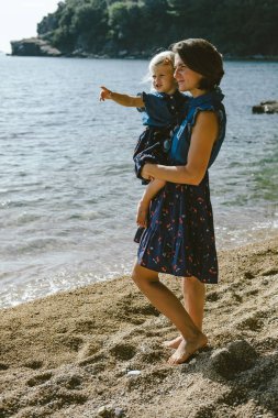 Anne Beach deki summ eğleniyor 2 yaşında kızıyla birlikte