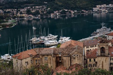 Lovcen dağın üzerinden Kotor Koyu'nun eski şehrin görünümü. 