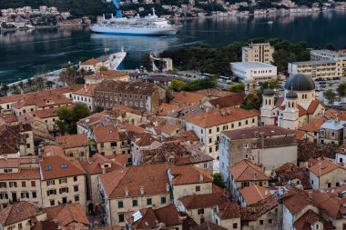 Lovcen dağın üzerinden Kotor Koyu'nun eski şehrin görünümü. 