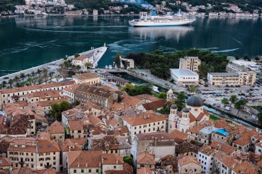 Lovcen dağın üzerinden Kotor Koyu'nun eski şehrin görünümü. 