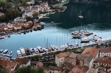 Akşam görünümü, Kotor Koyu'nun eski kasabadan Lovcen dağ. 