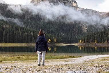 Kara Göl, Durmitor Milli Parkı arıyorum bir komik şapkalı çocuk