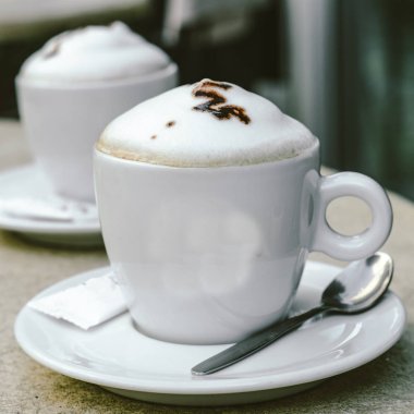 Kapuçino açık bir kafede iki bardak